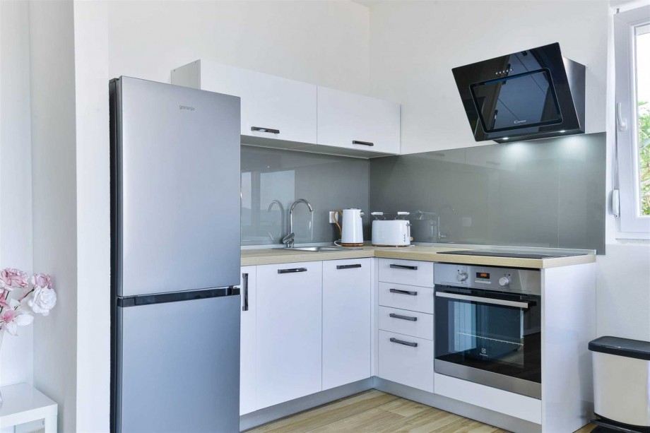 CROWONDER Sunny Bay Beachfront Apartment A2 - ground floor