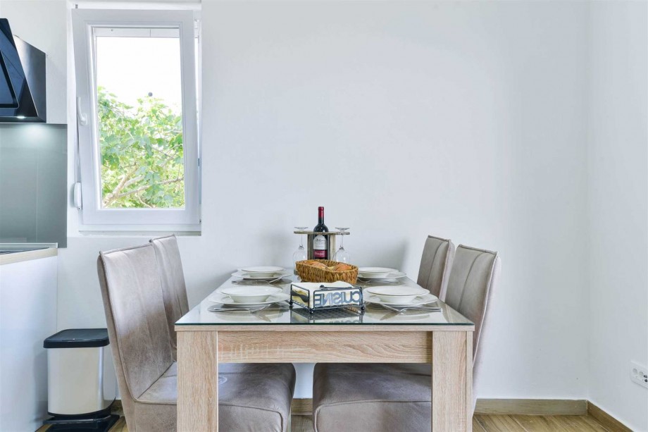 CROWONDER Sunny Bay Beachfront Apartment A2 - ground floor