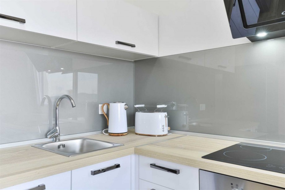 CROWONDER Sunny Bay Beachfront Apartment A2 - ground floor