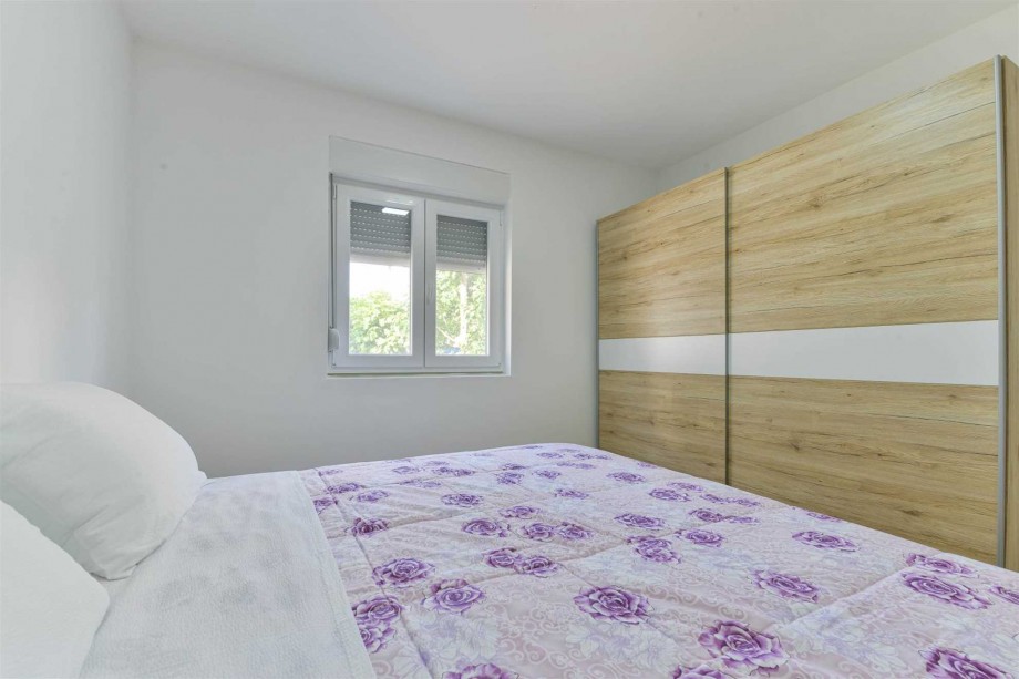 CROWONDER Sunny Bay Beachfront Apartment A2 - ground floor