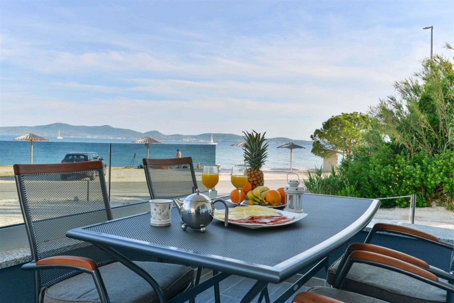 CROWONDER Sunny Bay Beachfront Apartment A2 - ground floor