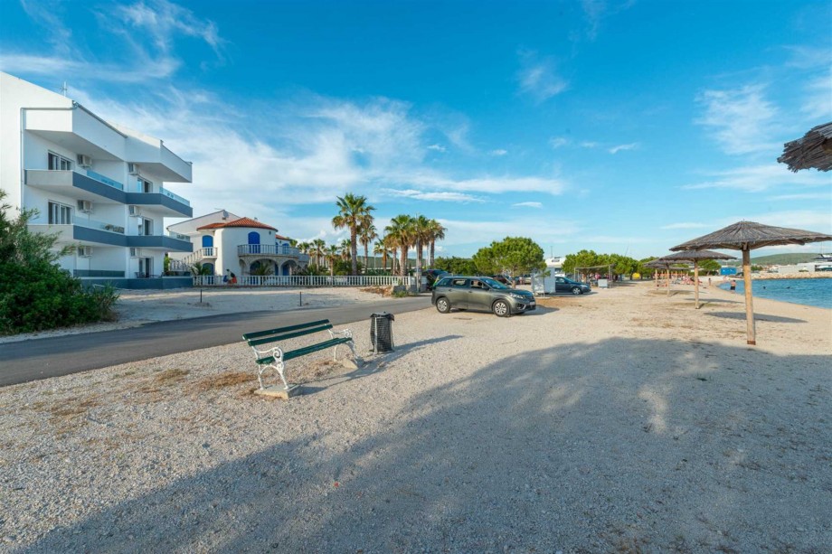 CROWONDER Sunny Bay Beachfront Apartment A1 - ground floor