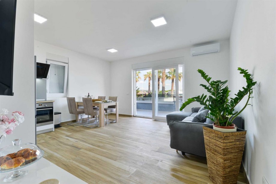 CROWONDER Sunny Bay Beachfront Apartment A1 - ground floor