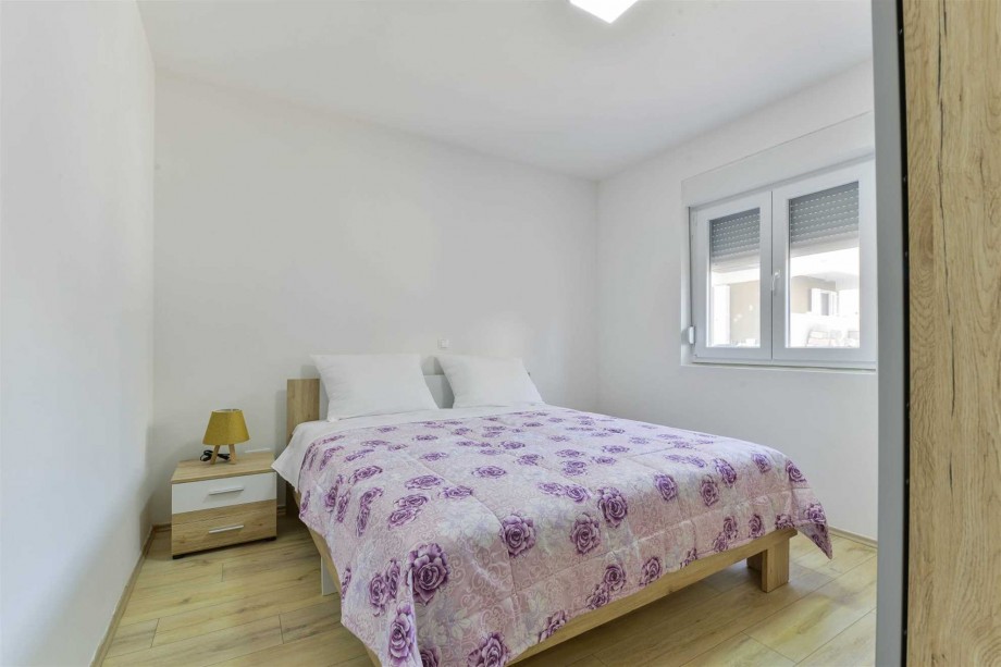 CROWONDER Sunny Bay Beachfront Apartment A1 - ground floor