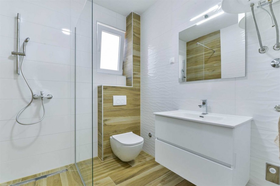 CROWONDER Sunny Bay Beachfront Apartment A1 - ground floor