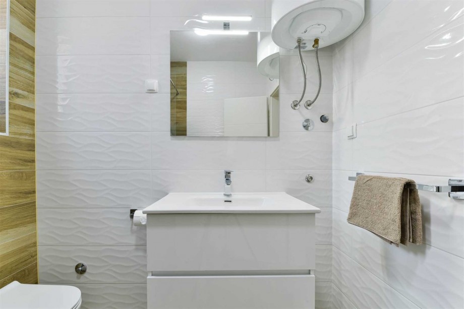 CROWONDER Sunny Bay Beachfront Apartment A1 - ground floor