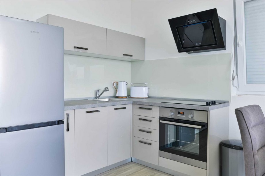 CROWONDER Sunny Bay Beachfront Apartment A3 - first floor