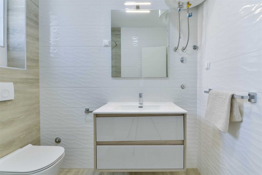 CROWONDER Sunny Bay Beachfront Apartment A3 - first floor