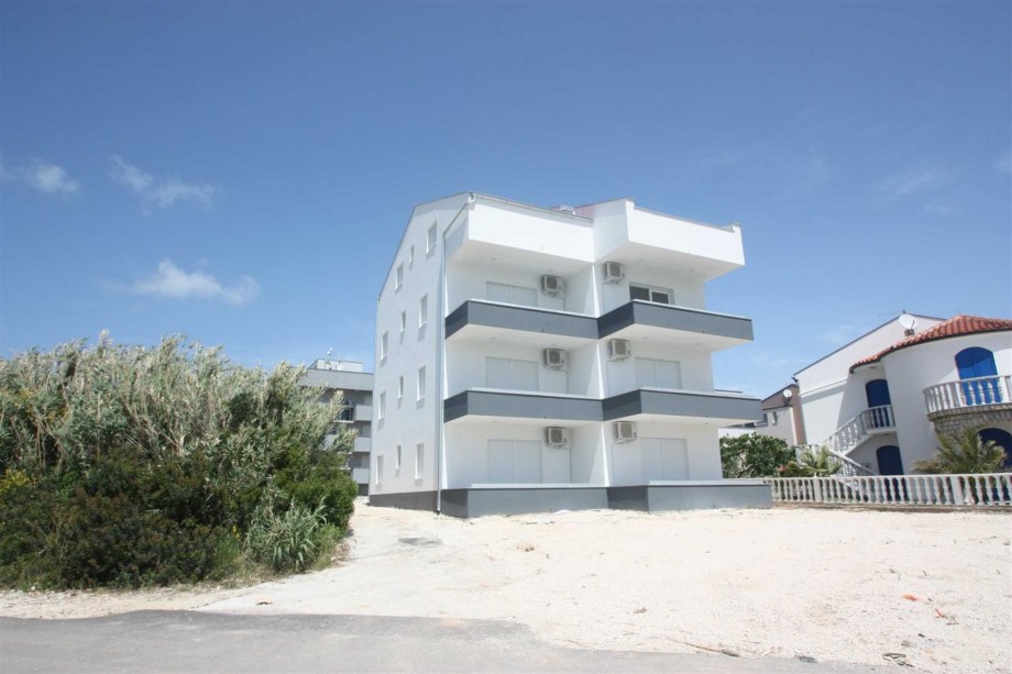 CROWONDER Sunny Bay Beachfront Apartment A3 - first floor