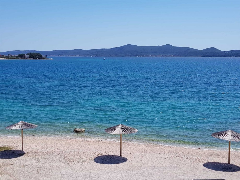 CROWONDER Sunny Bay Beachfront Apartment A4 - first floor