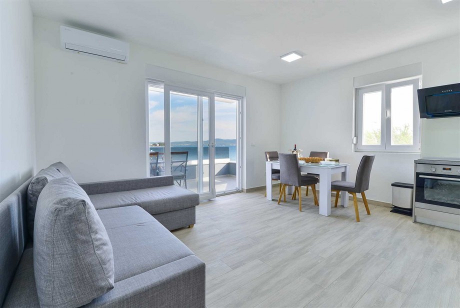 CROWONDER Sunny Bay Beachfront Apartment A4 - first floor
