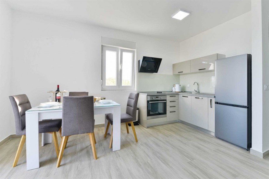 CROWONDER Sunny Bay Beachfront Apartment A4 - first floor