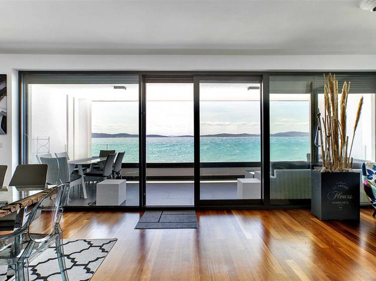 CROWONDER Beachfront Aqua Apartment - apartament przy plaży z panoramicznym widokiem na morze