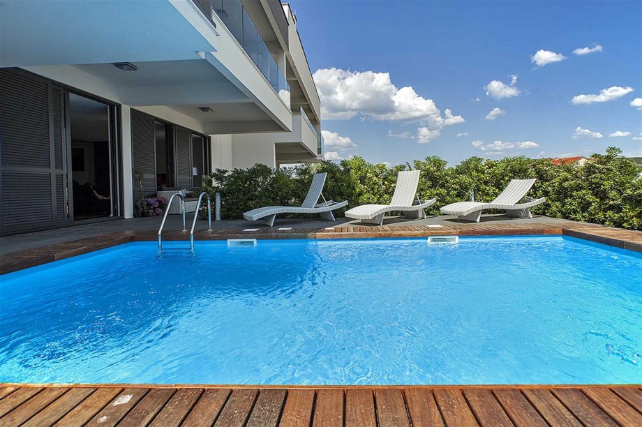 CROWONDER Villa Aqua with Swimming Pool and Jacuzzi