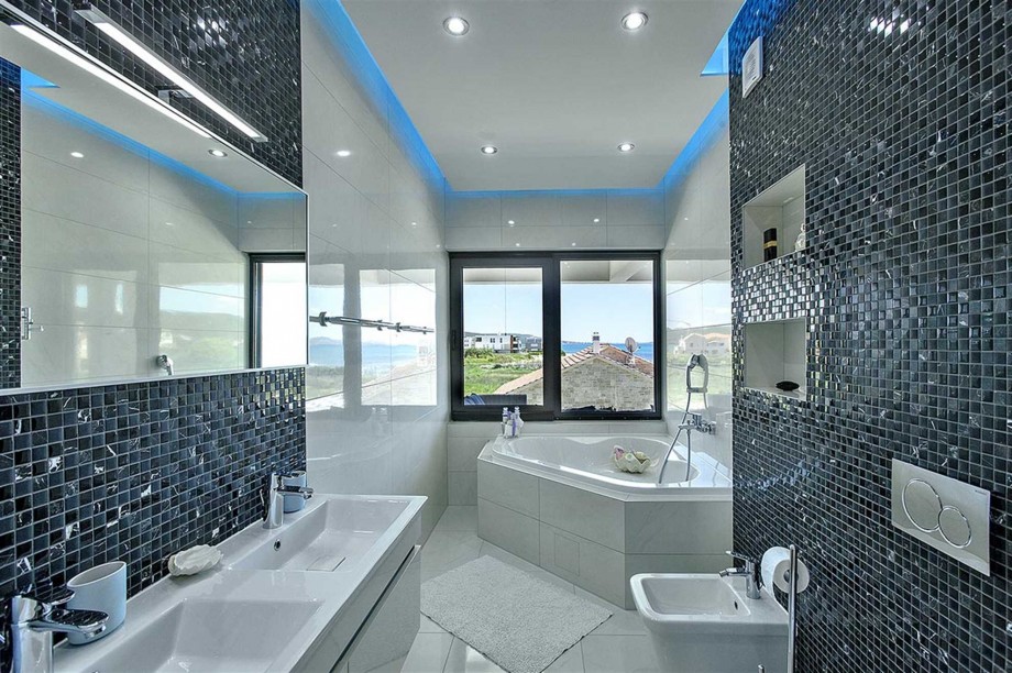 CROWONDER Villa Aqua with Swimming Pool and Jacuzzi