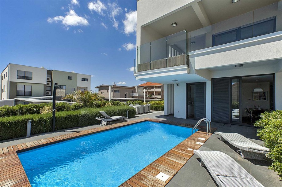 CROWONDER Villa Aqua with Swimming Pool and Jacuzzi