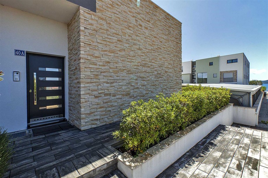 CROWONDER Villa Aqua with Swimming Pool and Jacuzzi