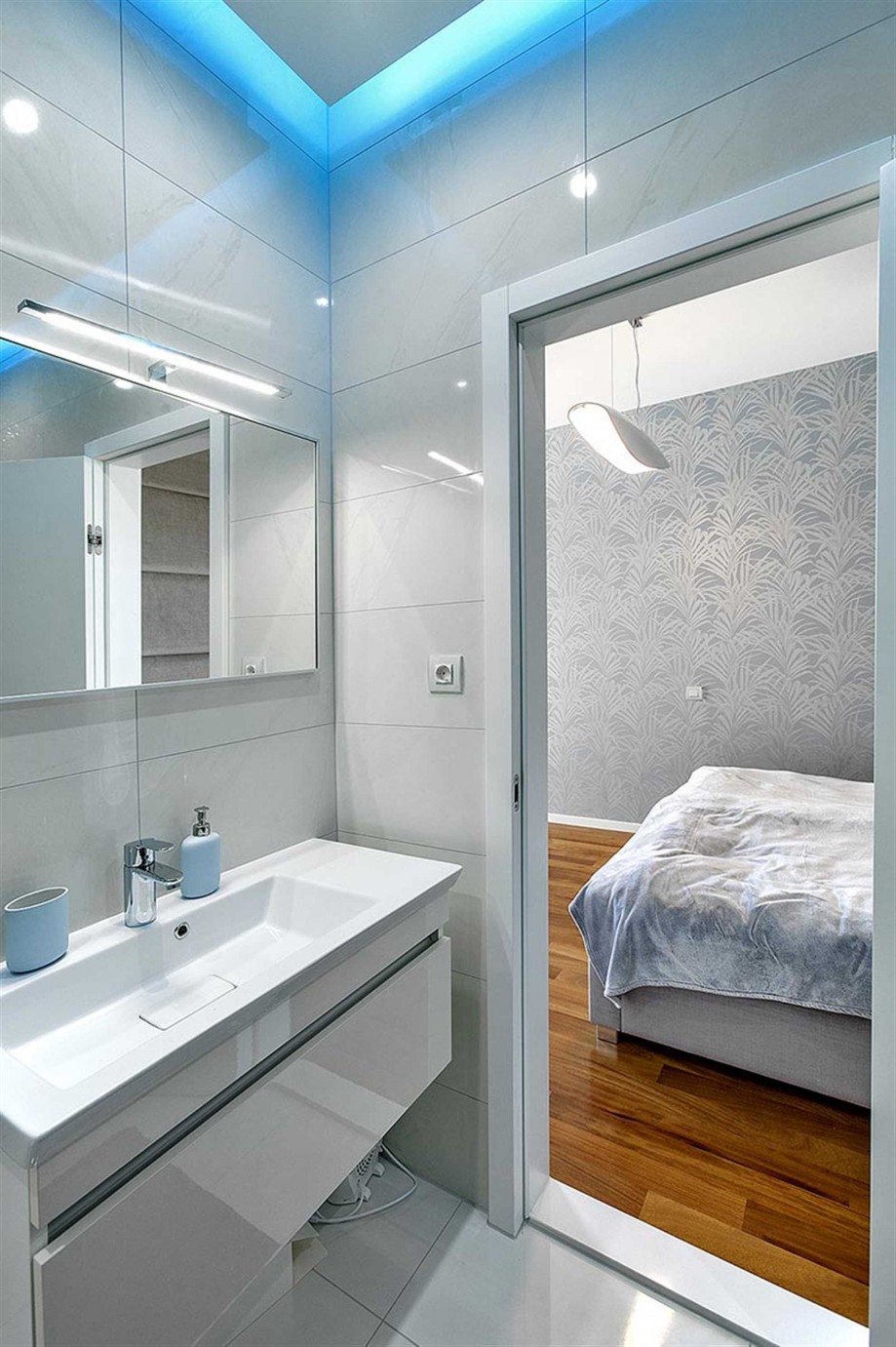 CROWONDER Villa Aqua with Swimming Pool and Jacuzzi