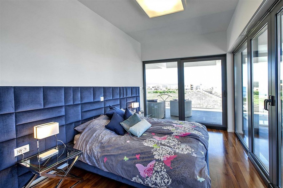 CROWONDER Villa Aqua with Swimming Pool and Jacuzzi