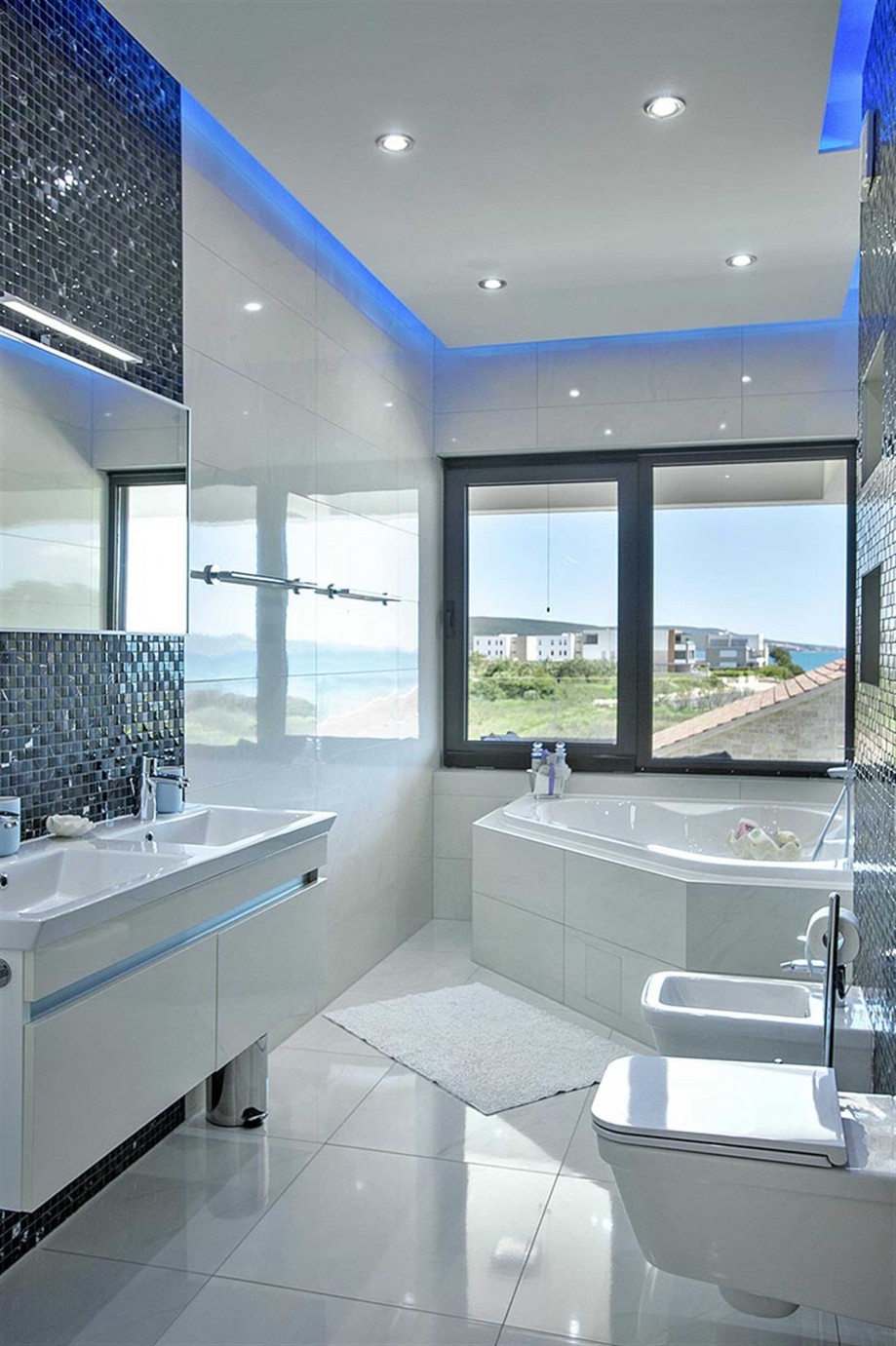 CROWONDER Villa Aqua with Swimming Pool and Jacuzzi
