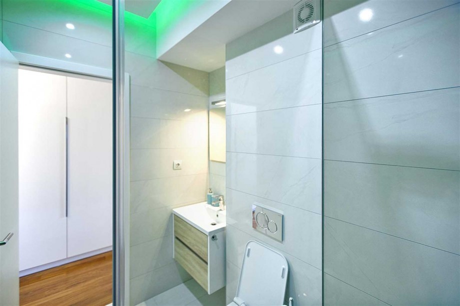 CROWONDER Villa Aqua with Swimming Pool and Jacuzzi