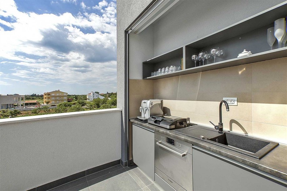 CROWONDER Villa Aqua with Swimming Pool and Jacuzzi