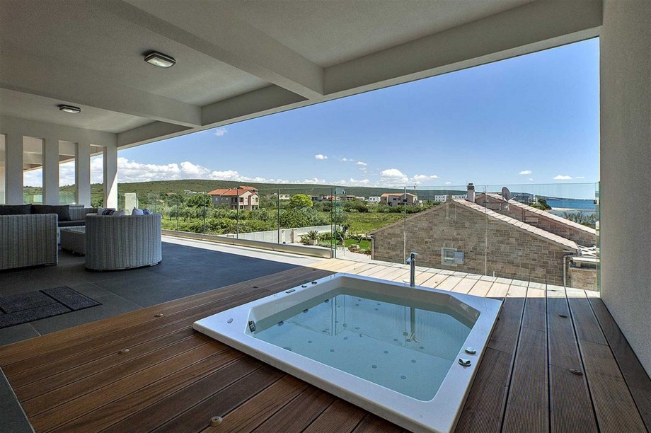 CROWONDER Villa Aqua with Swimming Pool and Jacuzzi