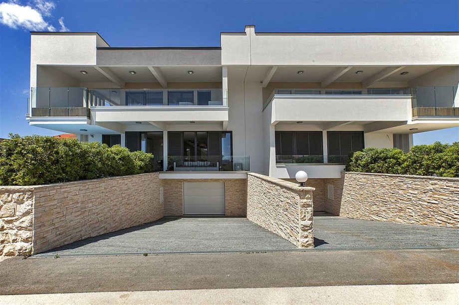 CROWONDER Villa Aqua with Swimming Pool and Jacuzzi
