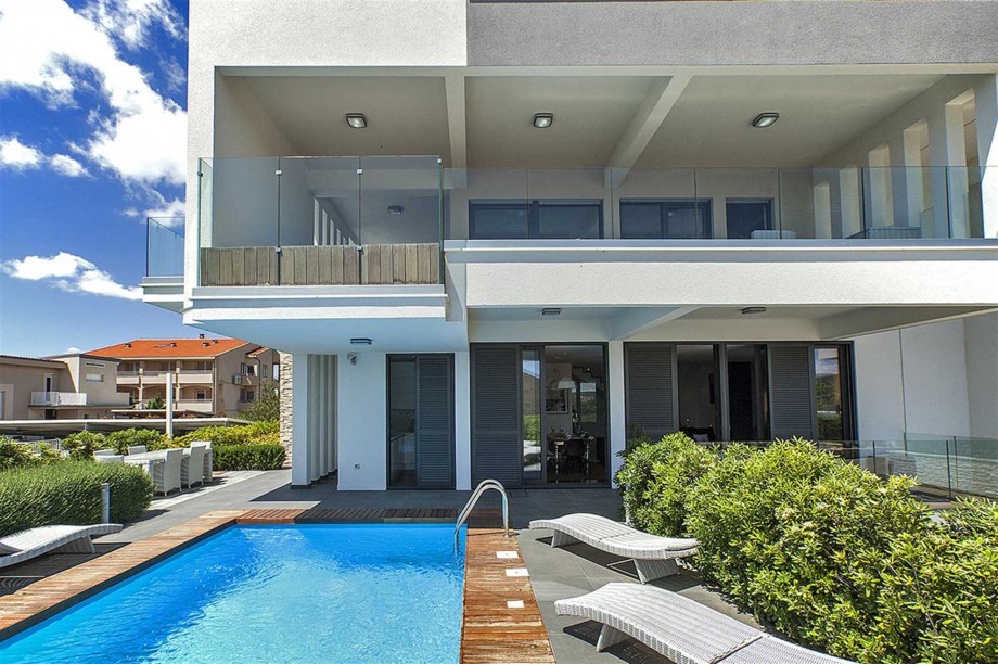 CROWONDER Villa Aqua with Swimming Pool and Jacuzzi