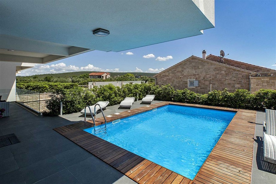 CROWONDER Villa Aqua with Swimming Pool and Jacuzzi