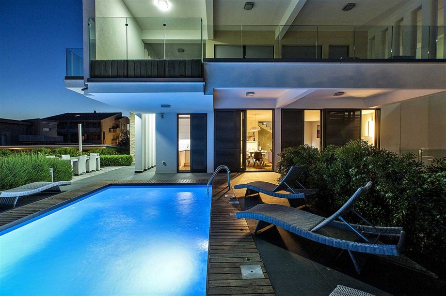CROWONDER Villa Aqua with Swimming Pool and Jacuzzi