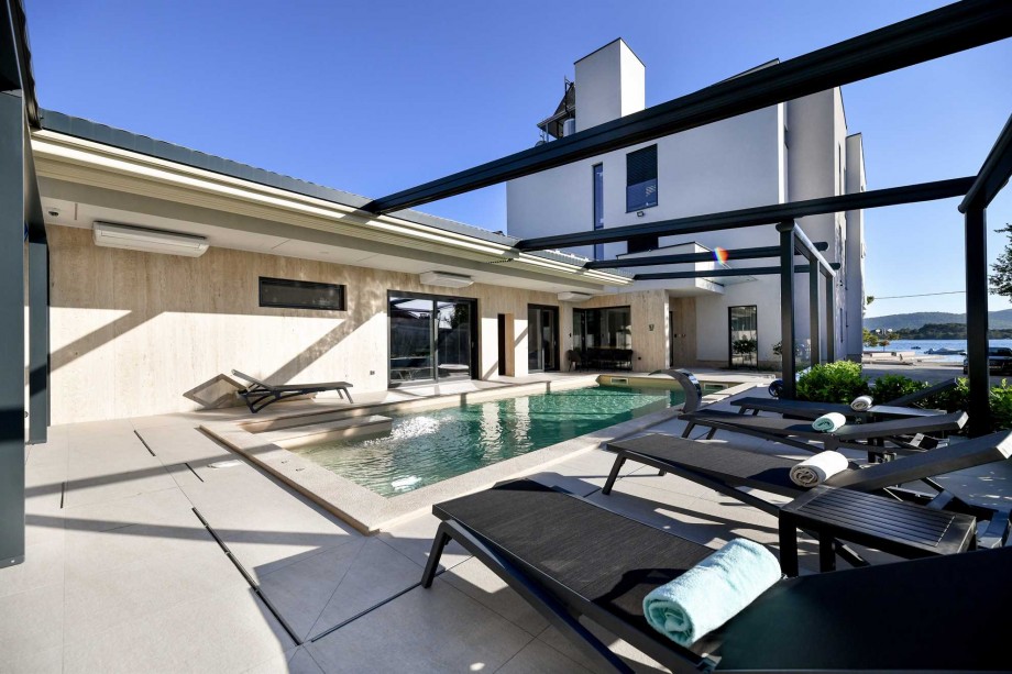 CROWONDER  Superior Apartments and Rooms Oaza with Heated Swimming Pool, Gym and Sauna- Apartment A204 (2+2) with Sea View