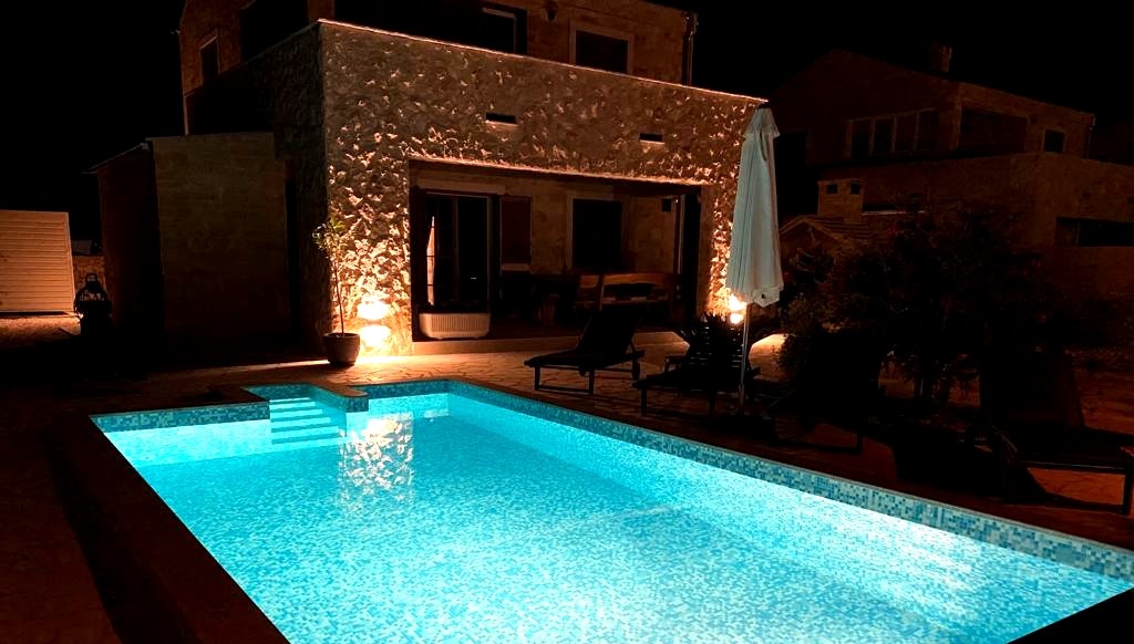 CROWONDER Dalmatian Villa with Heated Pool