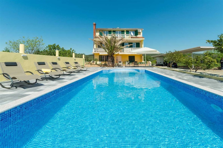 CROWONDER Sun & Fun Apartments with Swimming Pool- Apartment Blue Sky for 4 people