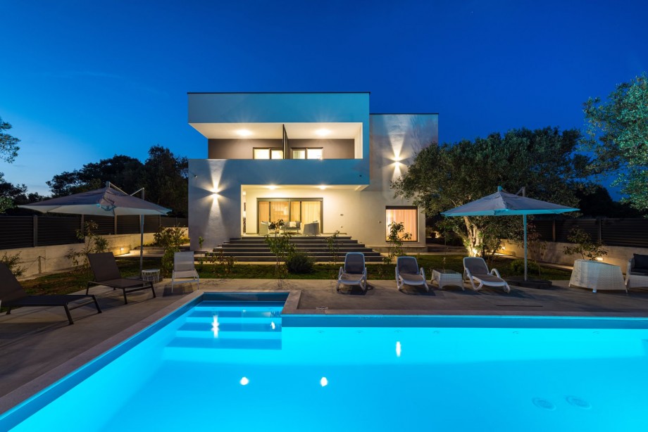 Crowonder Sun Dance Apartments-  Apartment A1 with Heated Swimming Pool, Seaview and Green Garden