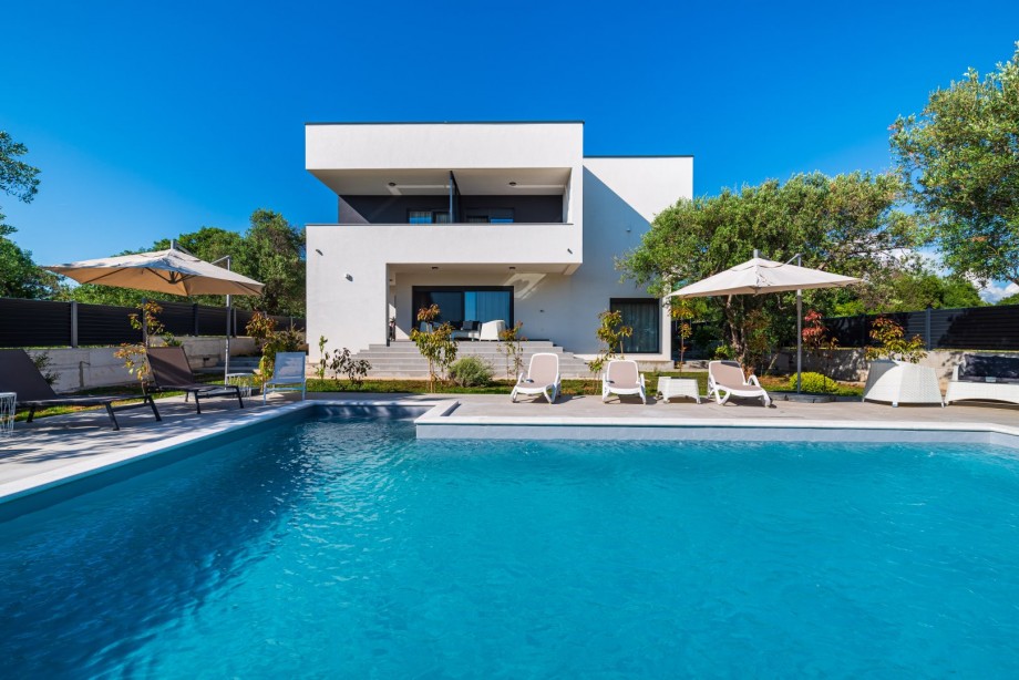 Crowonder Sun Dance Apartments-  Apartment A1 with Heated Swimming Pool, Seaview and Green Garden