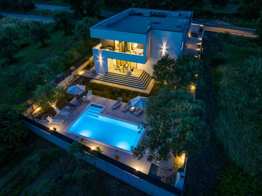 Crowonder Sun Dance Apartments-  Apartment A1 with Heated Swimming Pool, Seaview and Green Garden