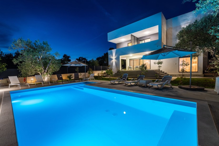 Crowonder Sun Dance Apartments-  Apartment A1 with Heated Swimming Pool, Seaview and Green Garden