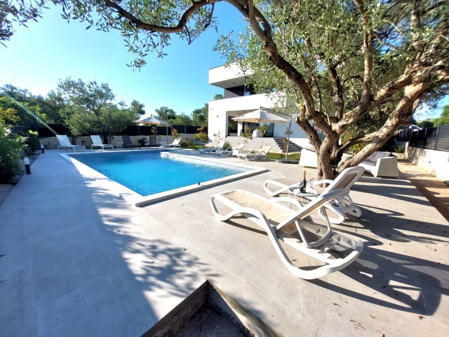 Crowonder Sun Dance Apartments-  Apartment A1 with Heated Swimming Pool, Seaview and Green Garden