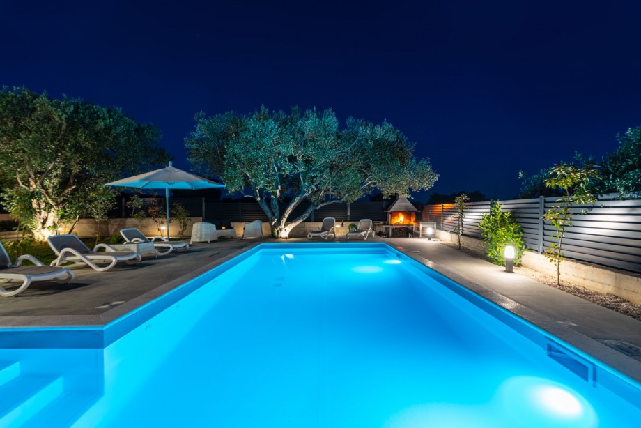 Crowonder Sun Dance Apartments-  Apartment A1 with Heated Swimming Pool, Seaview and Green Garden