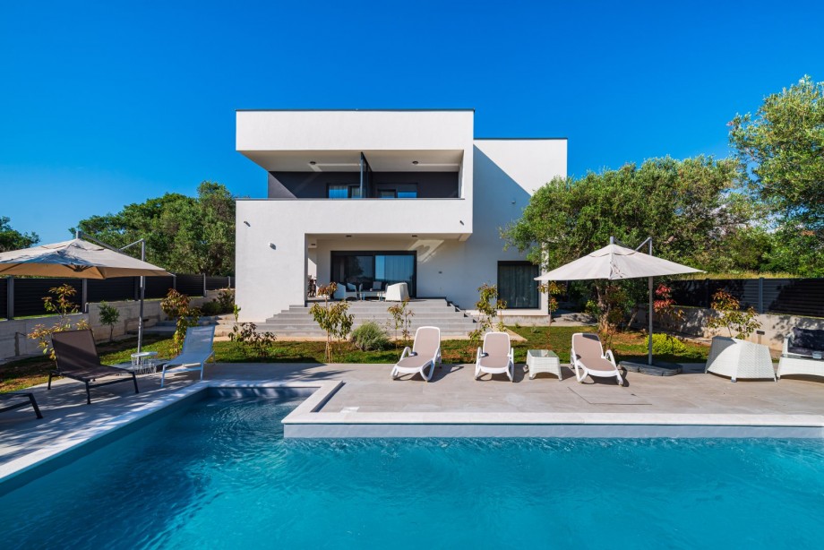 Crowonder Sun Dance Apartments-  Apartment A1 with Heated Swimming Pool, Seaview and Green Garden