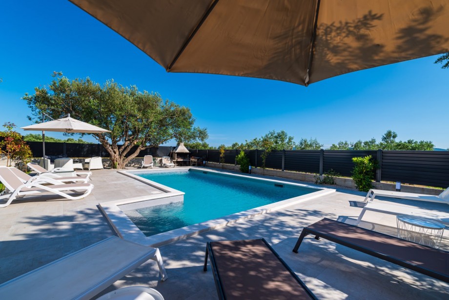 Crowonder Sun Dance Apartments-  Apartment A1 with Heated Swimming Pool, Seaview and Green Garden