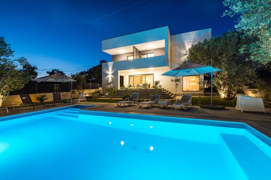 Crowonder Sun Dance Apartments-  Apartment A1 with Heated Swimming Pool, Seaview and Green Garden