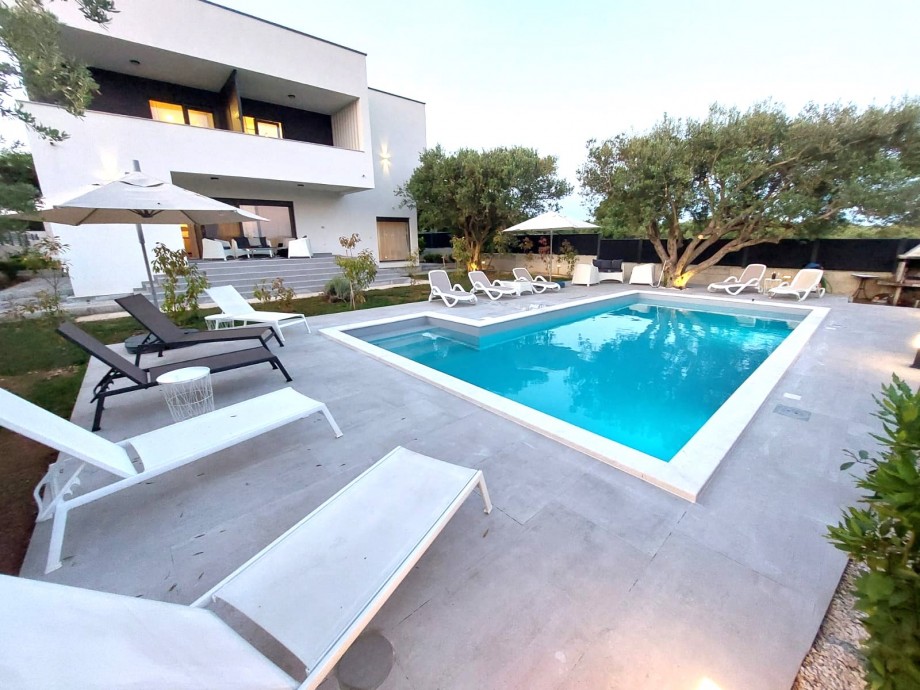 Crowonder Sun Dance Apartments-  Apartment A1 with Heated Swimming Pool, Seaview and Green Garden