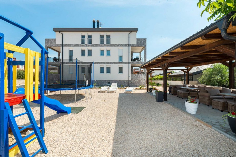 CROWONDER Luxury Vir Apartments- Apartment A2 with Sea View