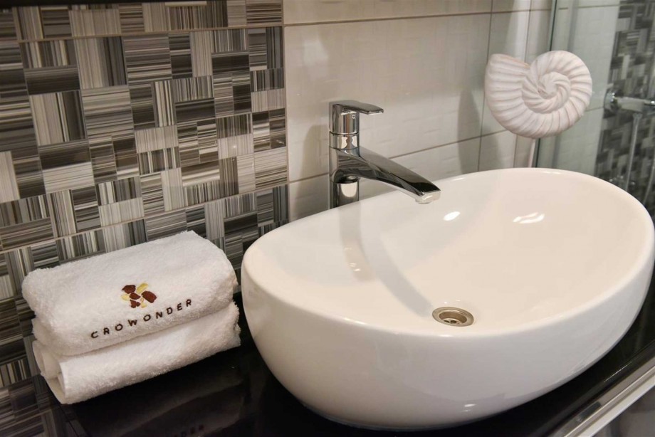 CROWONDER Luxury Vir Apartments- Apartment A5 with Sea View