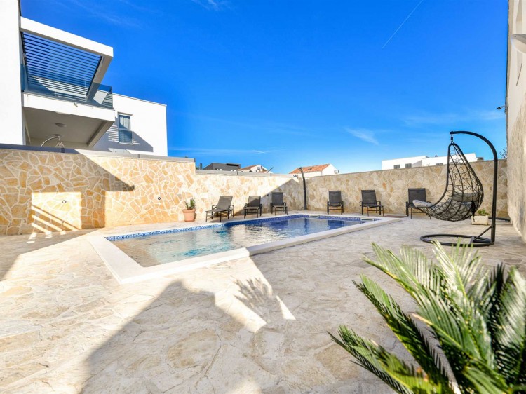 CROWONDER Villa Smile z basenem