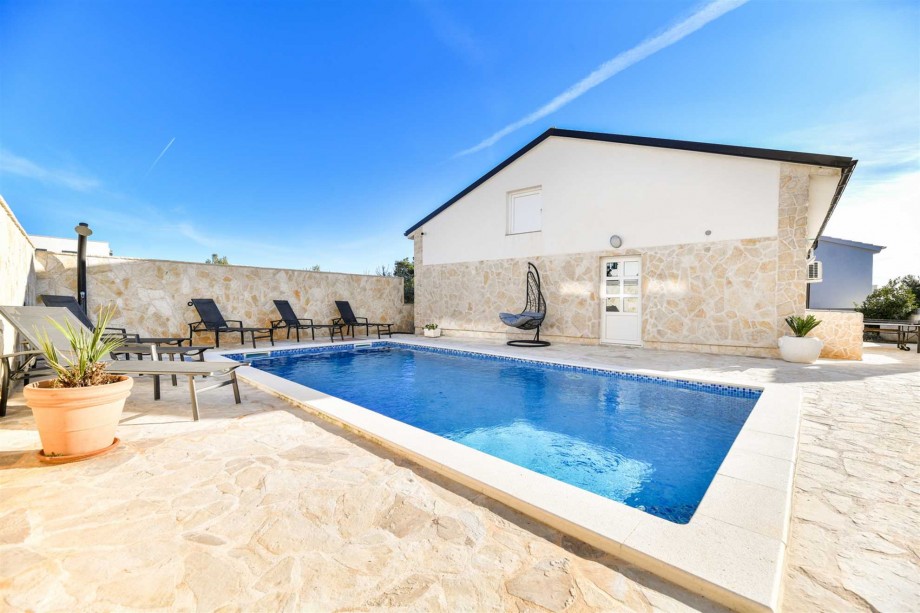 CROWONDER Villa Smile with Swimming Pool