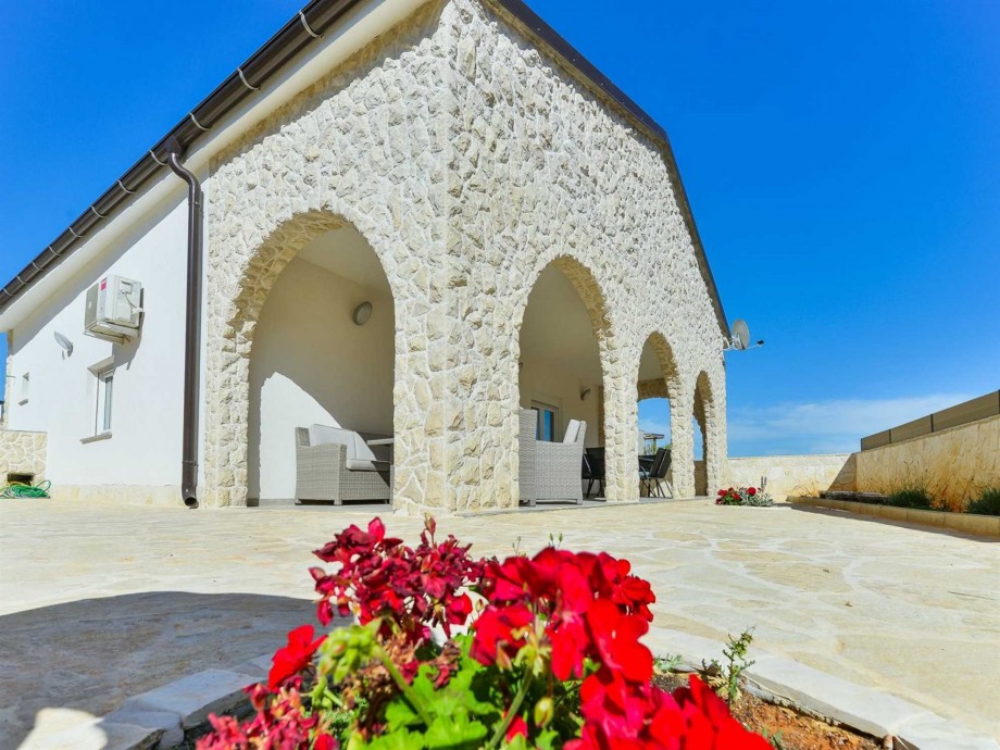 CROWONDER Villa Smile with Swimming Pool