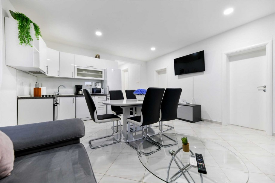 CROWONDER Villa Smile with Swimming Pool